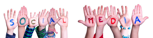 儿童手建立单词社交媒体，孤立的背景图片下载