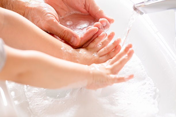 洗手时用肥皂揉搓以预防冠状病毒图片下载