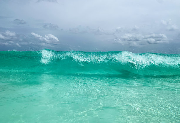 塞舌尔碧绿的海水和大浪图片下载