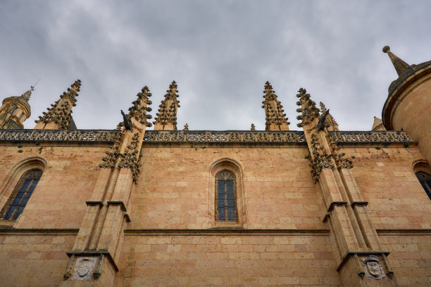 西班牙塞戈维亚大教堂的滴水嘴和细节。图片下载