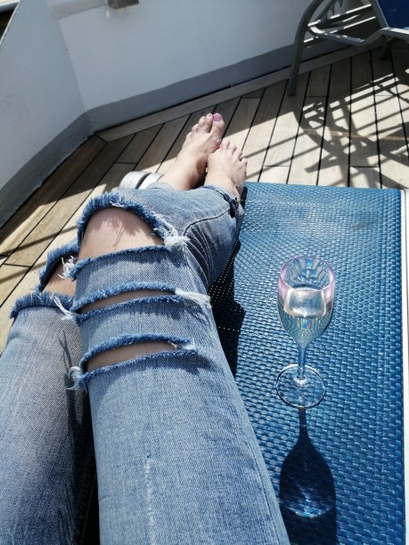 在阳光露台上的Yuong女人图片下载