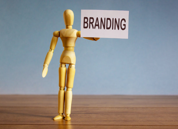 木制模型，一个男人拿着一块写着烙印的平板。图片下载