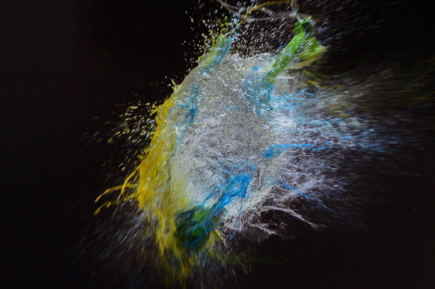 装满水的气球爆炸了图片下载