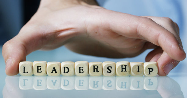 年轻的商人亲手打造了“领导”字样的木质字母块图片下载