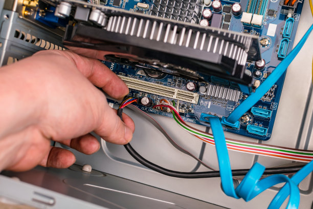 计算机主机将所有必要的电线连接到主板上图片下载