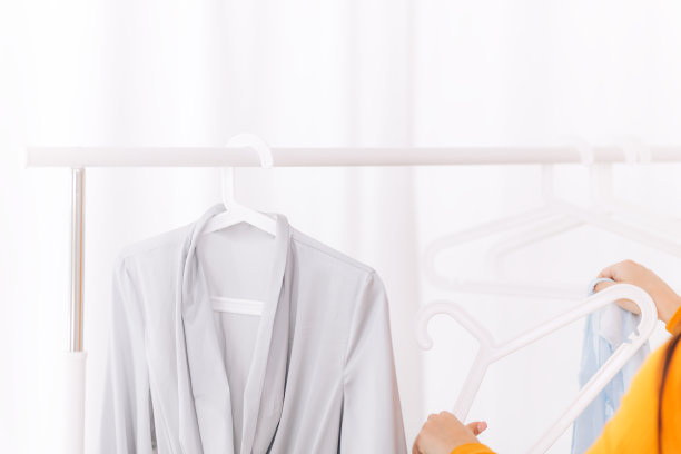 女孩选择衣服图片下载