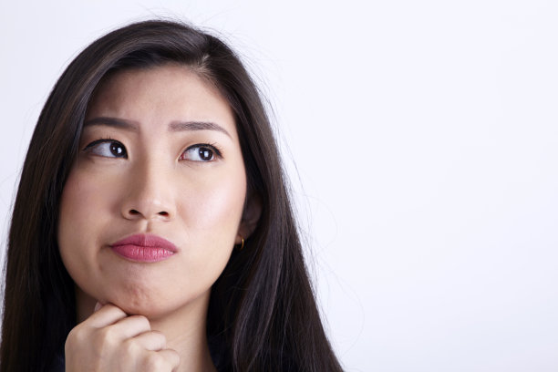 带着怀疑表情的亚洲华人图片下载