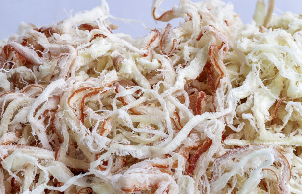 特写干鱿鱼烤孤立在白色的背景。香甜可口的海鲜小吃。图片下载