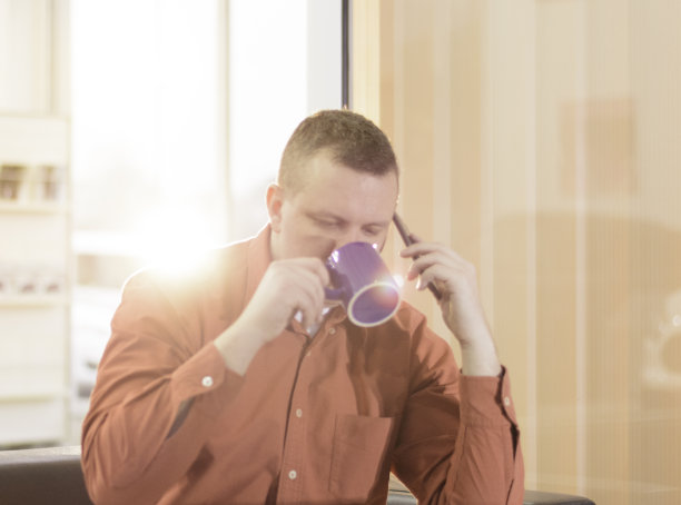 商人在家工作-咖啡休息时间图片下载