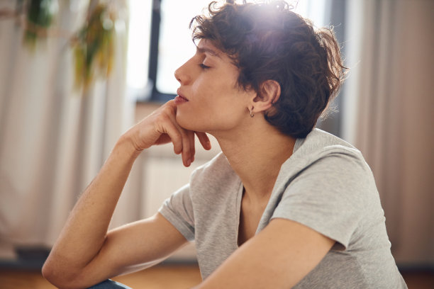 英俊的年轻人用手撑着头图片下载