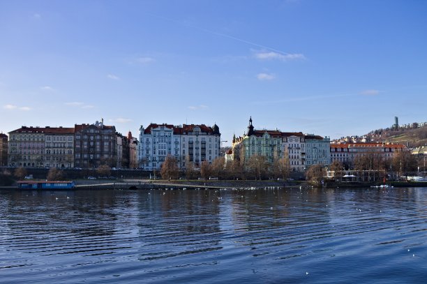 伏尔塔瓦河畔的传统波西米亚建筑(布拉格，捷克共和国，欧洲)图片下载