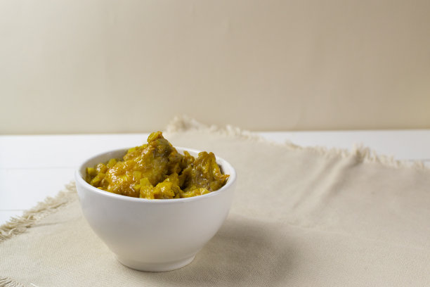 奶油碗里的咖喱鸡，白色背景。印度传统菜肴。副本的空间。图片下载