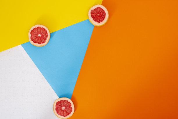彩色背景上的葡萄柚图片下载