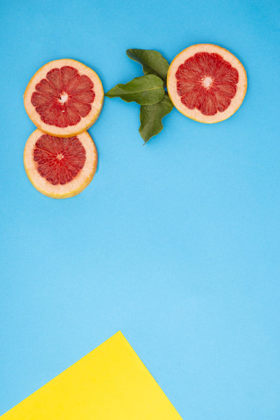 彩色背景上的葡萄柚图片下载