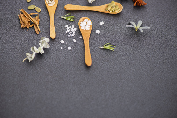 木质汤匙加香料图片下载