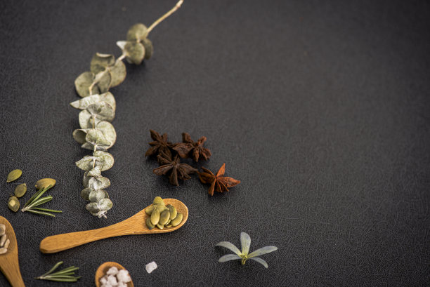 木质汤匙加香料图片下载