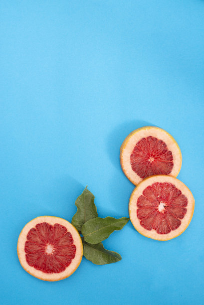 彩色背景上的葡萄柚图片下载