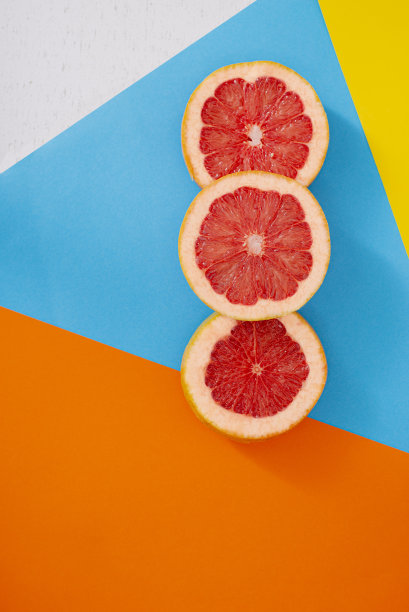 彩色背景上的葡萄柚图片下载