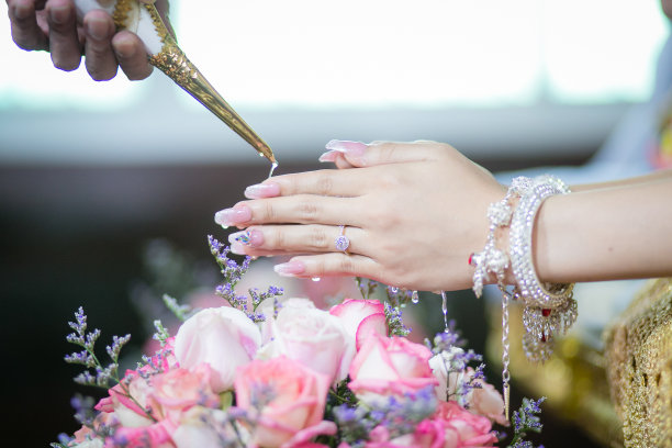 泰国婚礼中双手浇祝福水图片下载