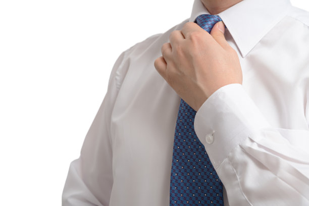 早晨，一个商人打着领带，正准备去上班。图片下载