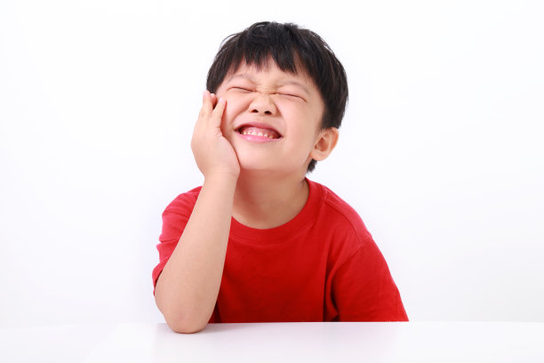 男孩在白色背景下牙痛图片下载