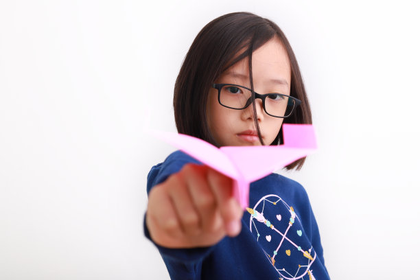 一个女孩在玩纸飞机图片下载