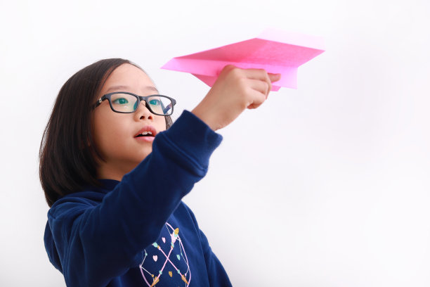 一个女孩在玩纸飞机图片下载