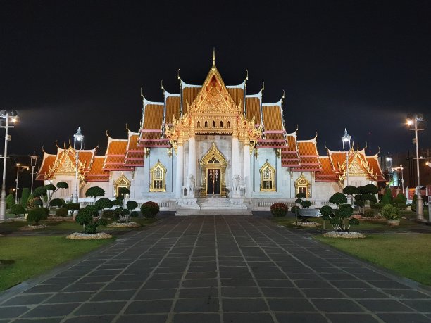 曼谷的本查玛博菲特寺或大理石寺庙图片下载