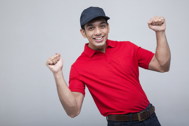 身着红色制服的印度快递员库存照片图片下载