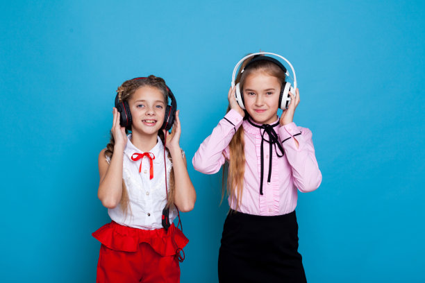 两个女学生戴着大耳机听音乐图片下载