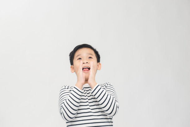 用手在嘴边做手势尖叫图片下载