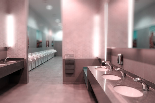 经典的现代白色洗手盆，镀铬水龙头和肥皂盘。图片下载