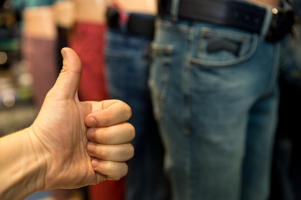 商店里有很多不同的蓝色牛仔裤。牛仔衣服商店图片下载