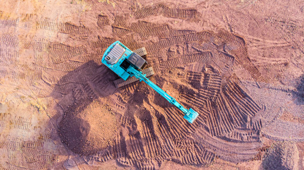 挖土机正在建筑工地工作。图片下载