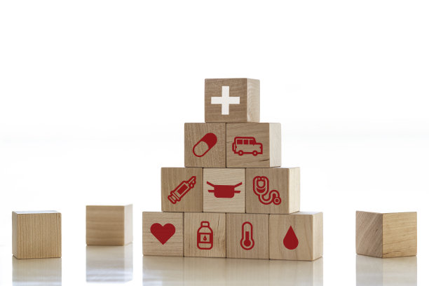 医疗保健和医学与媒体图标的概念，木制立方体从堆栈在木桌上图片下载