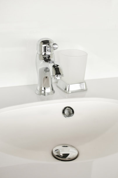 浴室里的新不锈钢水龙头。垂直的照片。图片下载