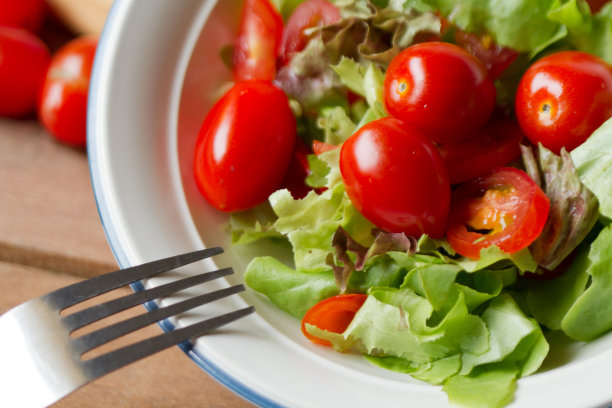 用西红柿和绿叶做沙拉图片下载