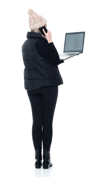 白种年轻女性穿着背心无袖站在白色背景前使用电脑图片下载