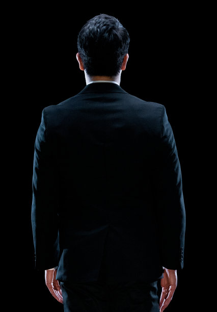 东亚裔年轻男性商人面前的黑色背景穿着商务服图片下载