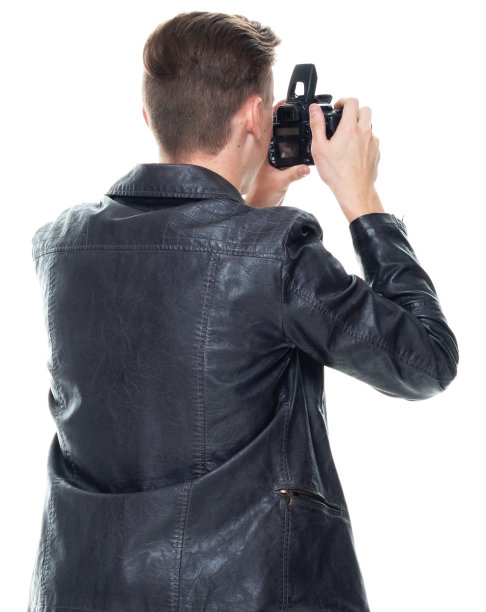 白人男孩摄影师站在白色背景穿着格子衬衫和拿着相机图片下载