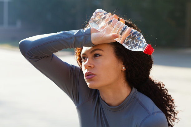 女运动员的饮用水图片下载