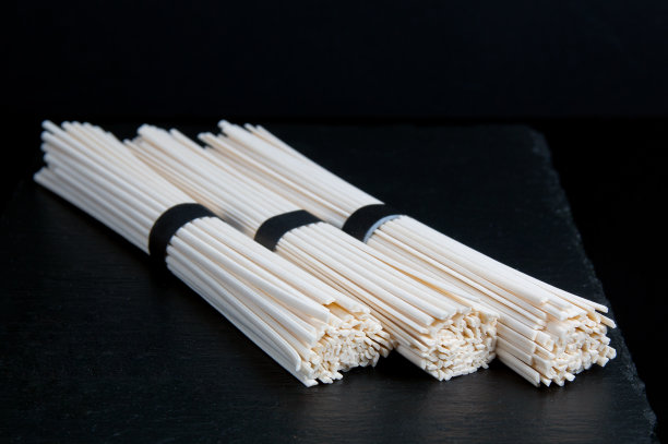 黑桌子上的生中国和日本乌冬面图片下载