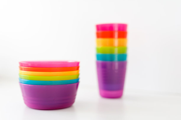 彩色彩虹家庭碗和杯子图片下载
