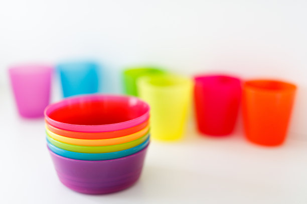 彩色彩虹家庭碗和杯子图片下载