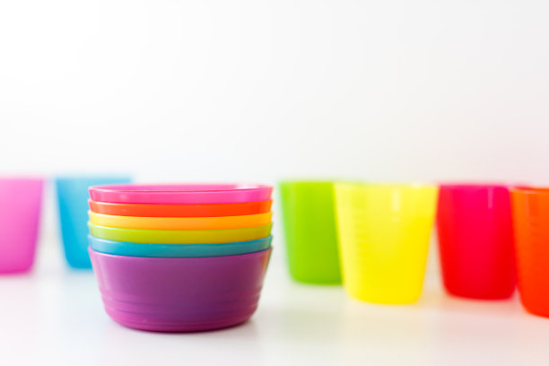 彩色彩虹家庭碗和杯子图片下载