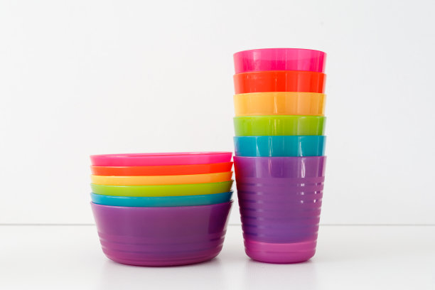 彩色彩虹家庭碗和杯子图片下载