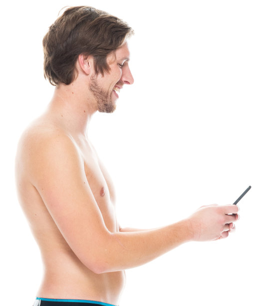 白人男性站在白人背景前使用手机图片下载