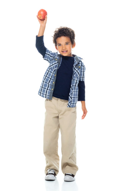 男孩们站在白色背景前，拿着水果图片下载