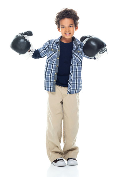男孩在白色背景下戴着拳击手套图片下载