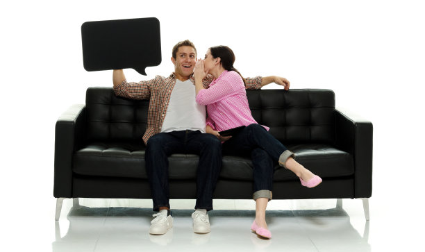 白人妻子坐在白色背景下穿着裤子，抱着思想泡泡图片下载